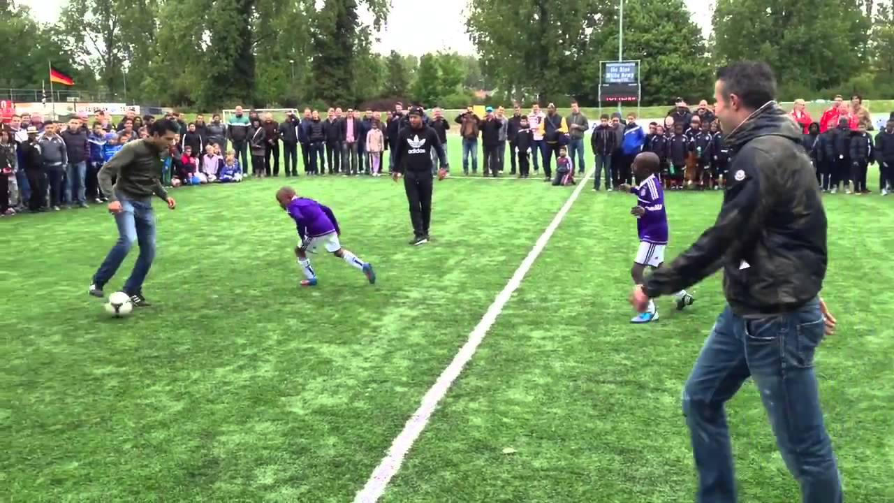 Ван Перси си прави ташак с юношки на Фейенорд (ВИДЕО)