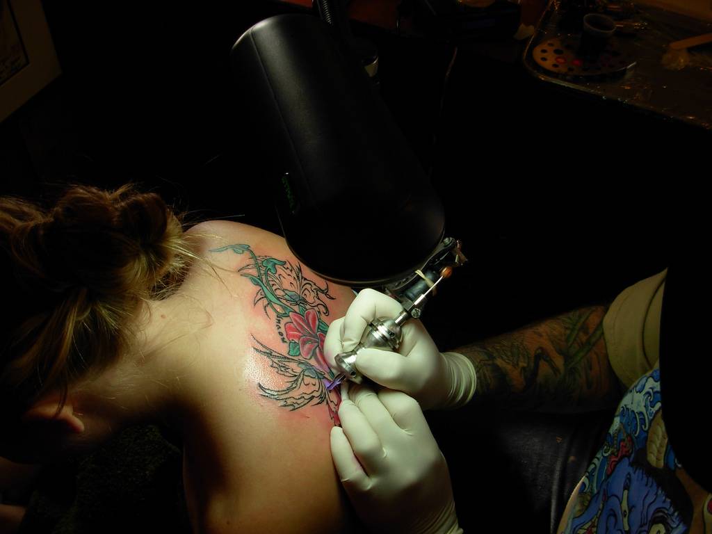 little-butterfly-and-flower-tattoo-during_1024x768_14210