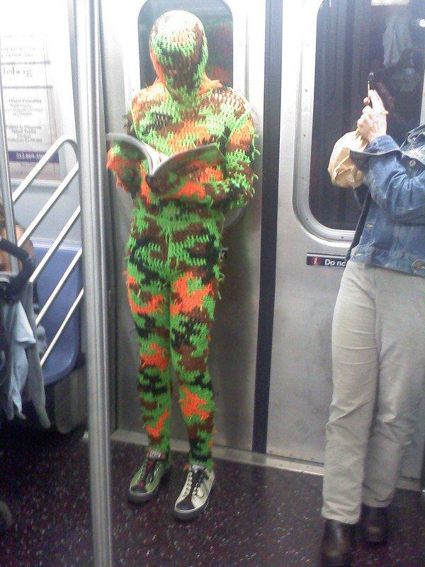 058b5b6ad7d1e74a846315e396967d3a-22-crazy-things-you-might-find-on-the-new-york-city-subway-1