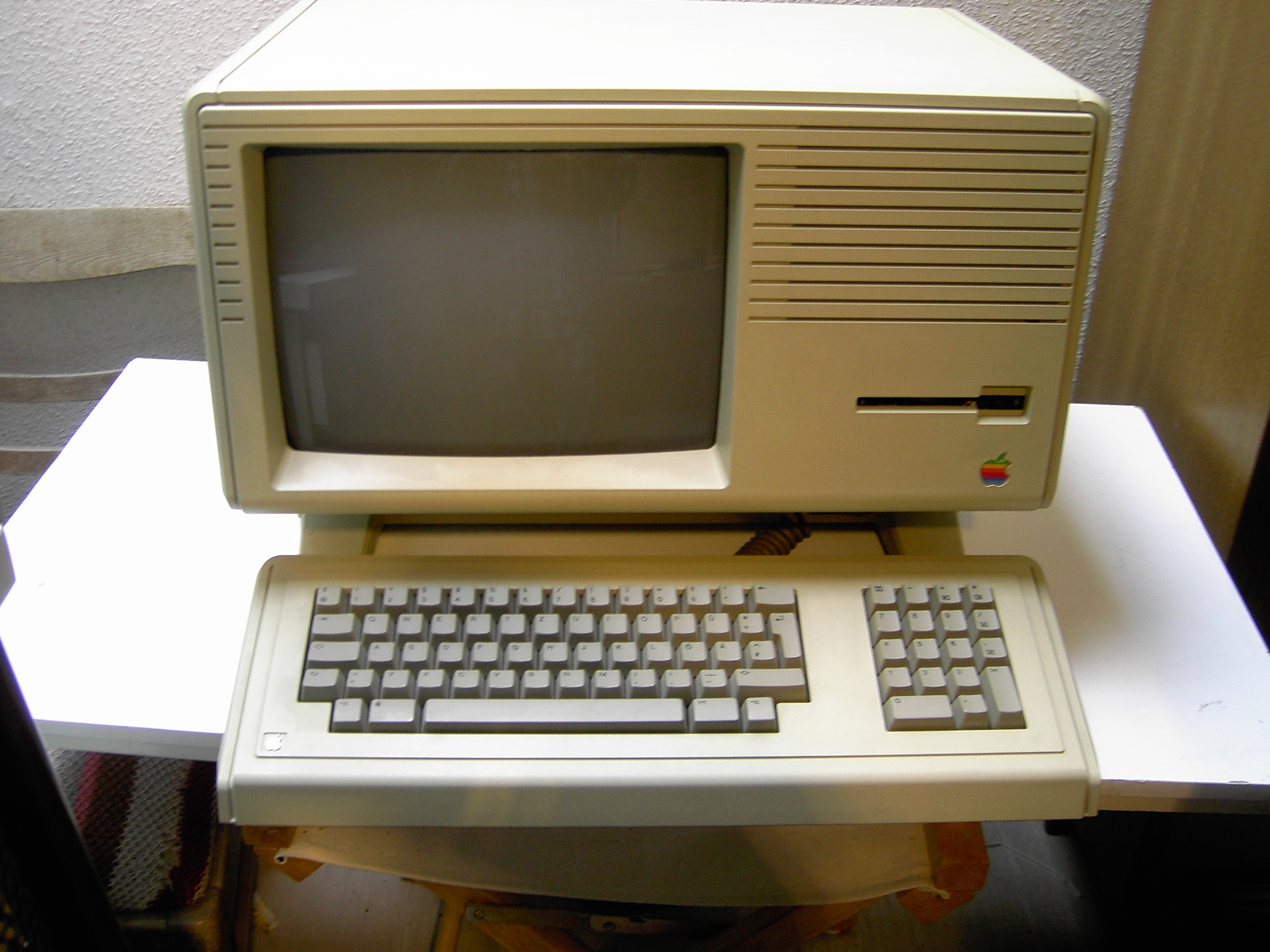 Apple празнува 30 години от пускането на първия Macintosh (ВИДЕО)