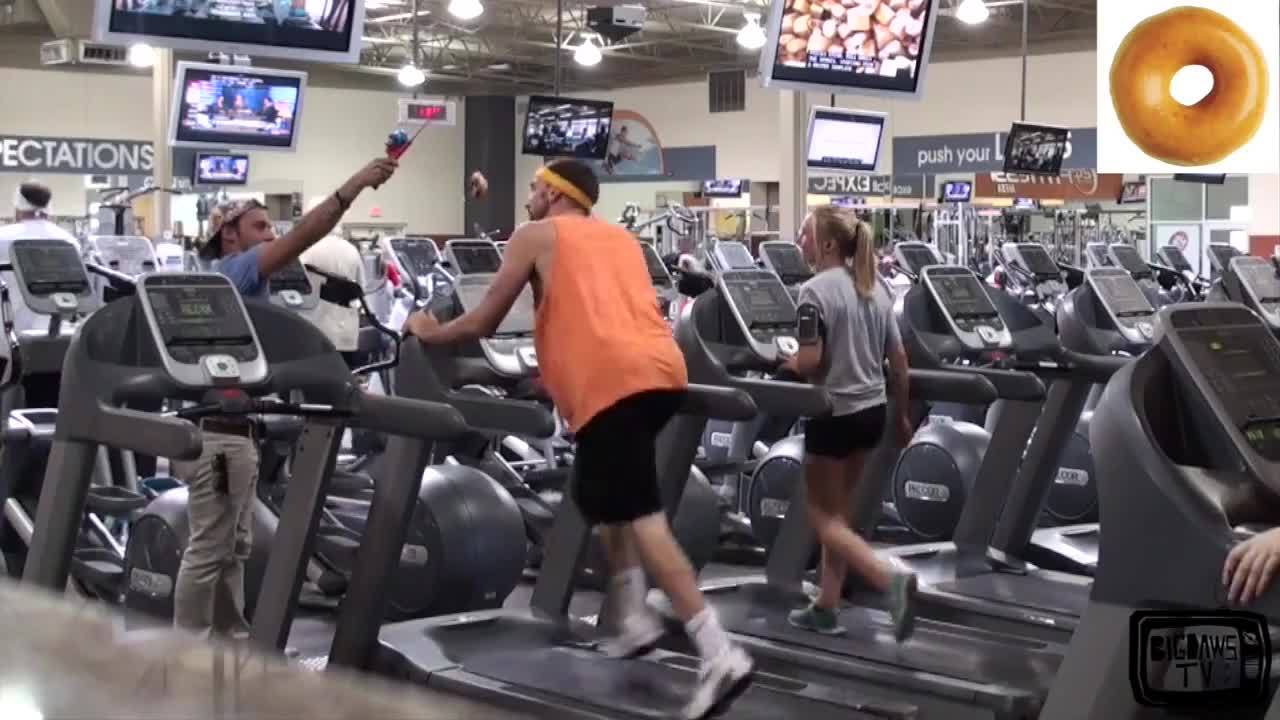 img-eating-junk-food-in-the-gym-prank-hilarious-113