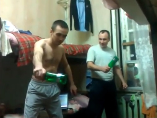 Бирена бутилка се оказа по-здрава от главата на руснак (ВИДЕО)