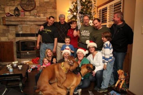 610xNxxUtterly-Cringeworthy-Family-Christmas-Cards-12.jpg,Mic.EUH4jJjPxN.jpg.pagespeed.ic.EZ_d_T4Mjq