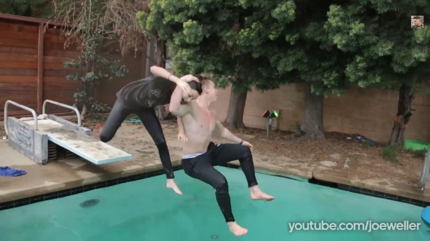 Момчето, което приложи кеч хватки върху своята любима (ВИДЕО)