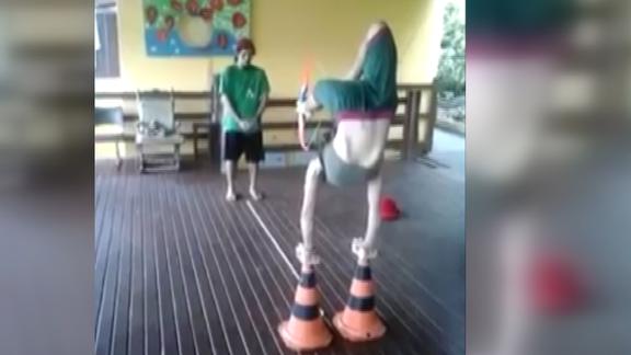 dm_150303_Woman_Shoots_Bow_With_Feet