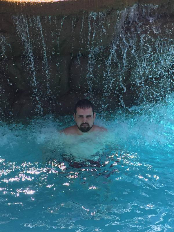 guy-wins-a-solo-vacation-is-determined-to-show-his-wife-he-didnt-enjoy-it-13-photos-11