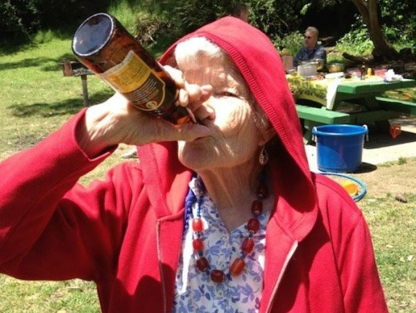 Бабка алкашка. Бабушка с пивом.
