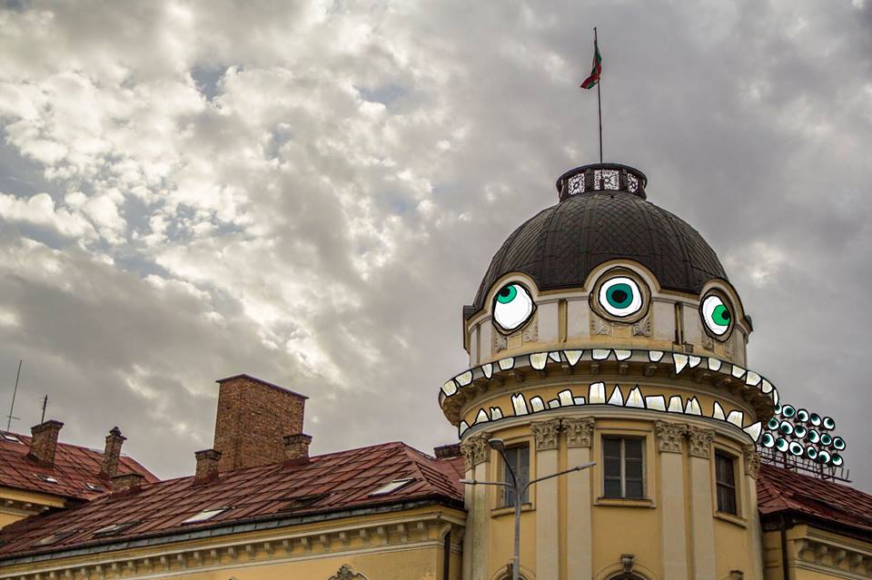 Чудовища обикалят из София (СНИМКИ)