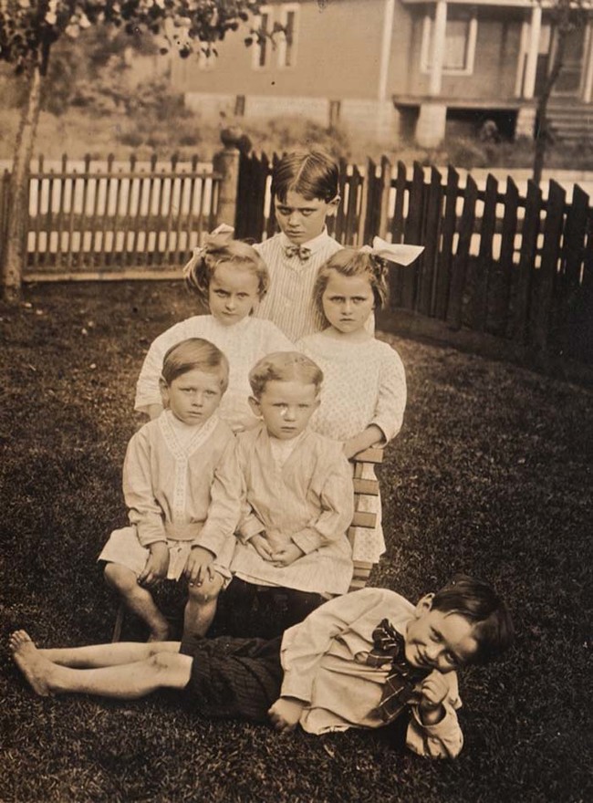 Черно-бели снимки на близнаци, които ти спичат лайното