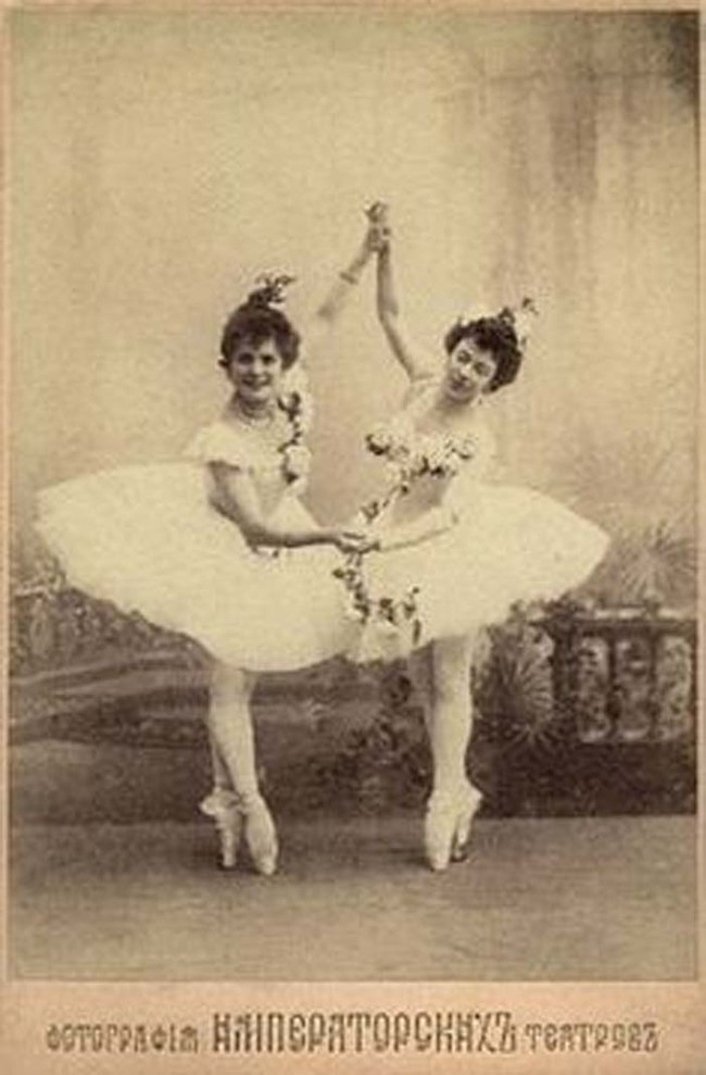 Черно-бели снимки на близнаци, които ти спичат лайното