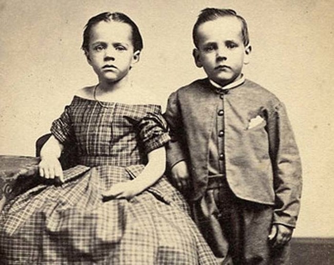 Черно-бели снимки на близнаци, които ти спичат лайното