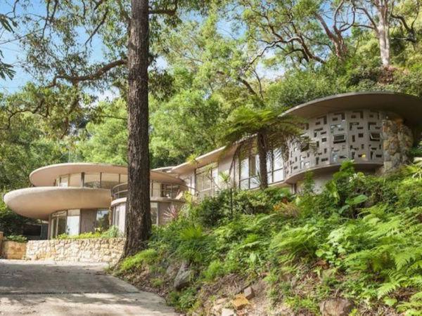 guy-spends-over-1-million-dollars-to-live-in-a-penis-shaped-house-9-photos-2