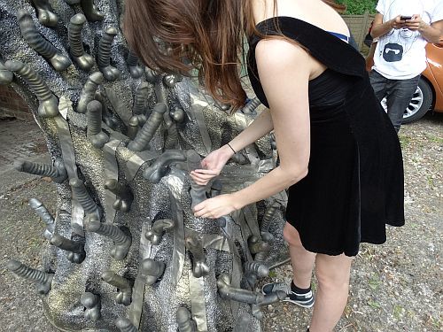 Продават Железния трон, изграден от 200 вибратори