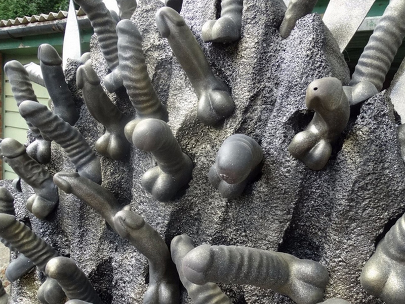 Продават Железния трон, изграден от 200 вибратори