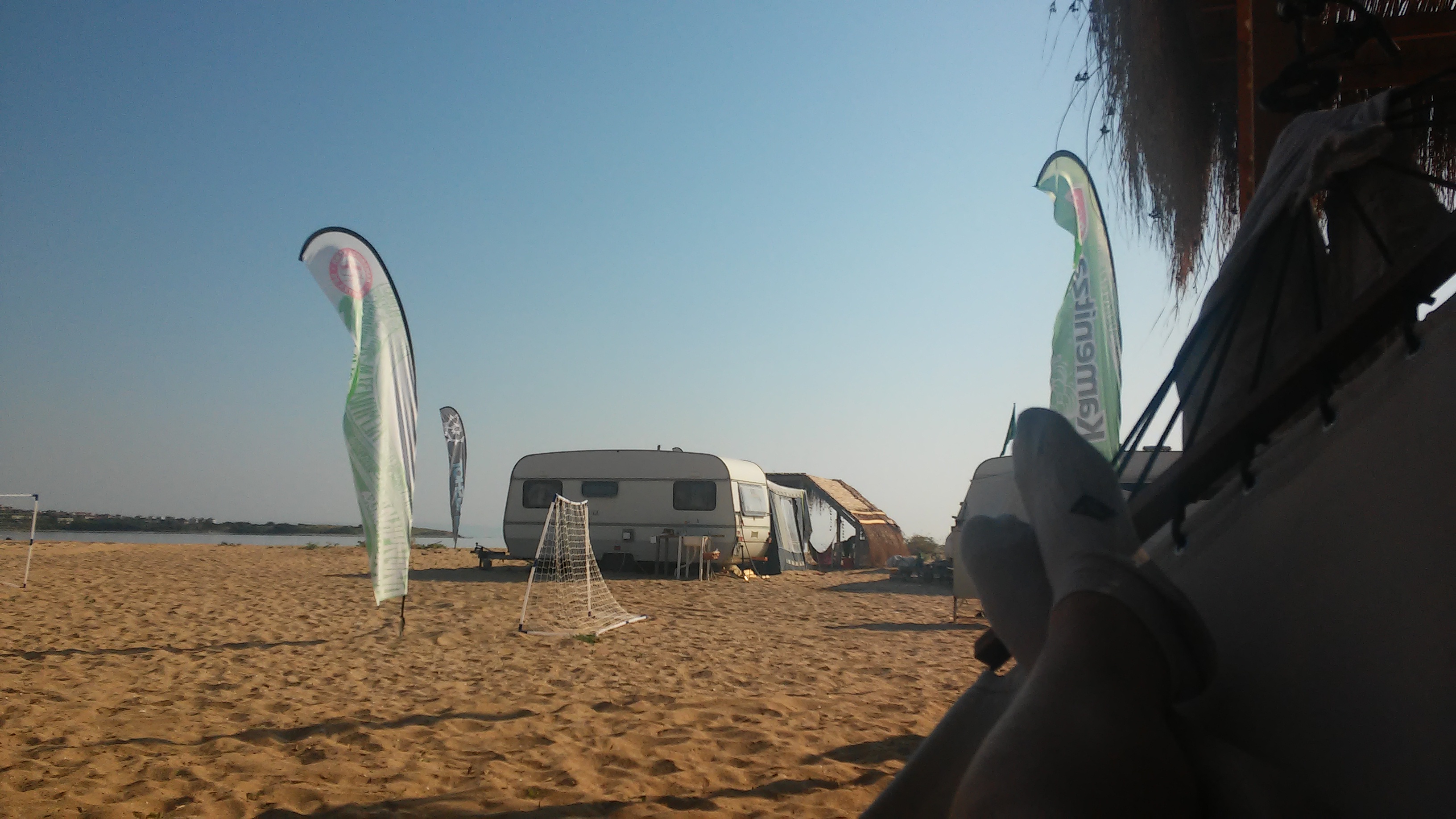 Оцеляхме след 3-дневен кемпистки запой на морето