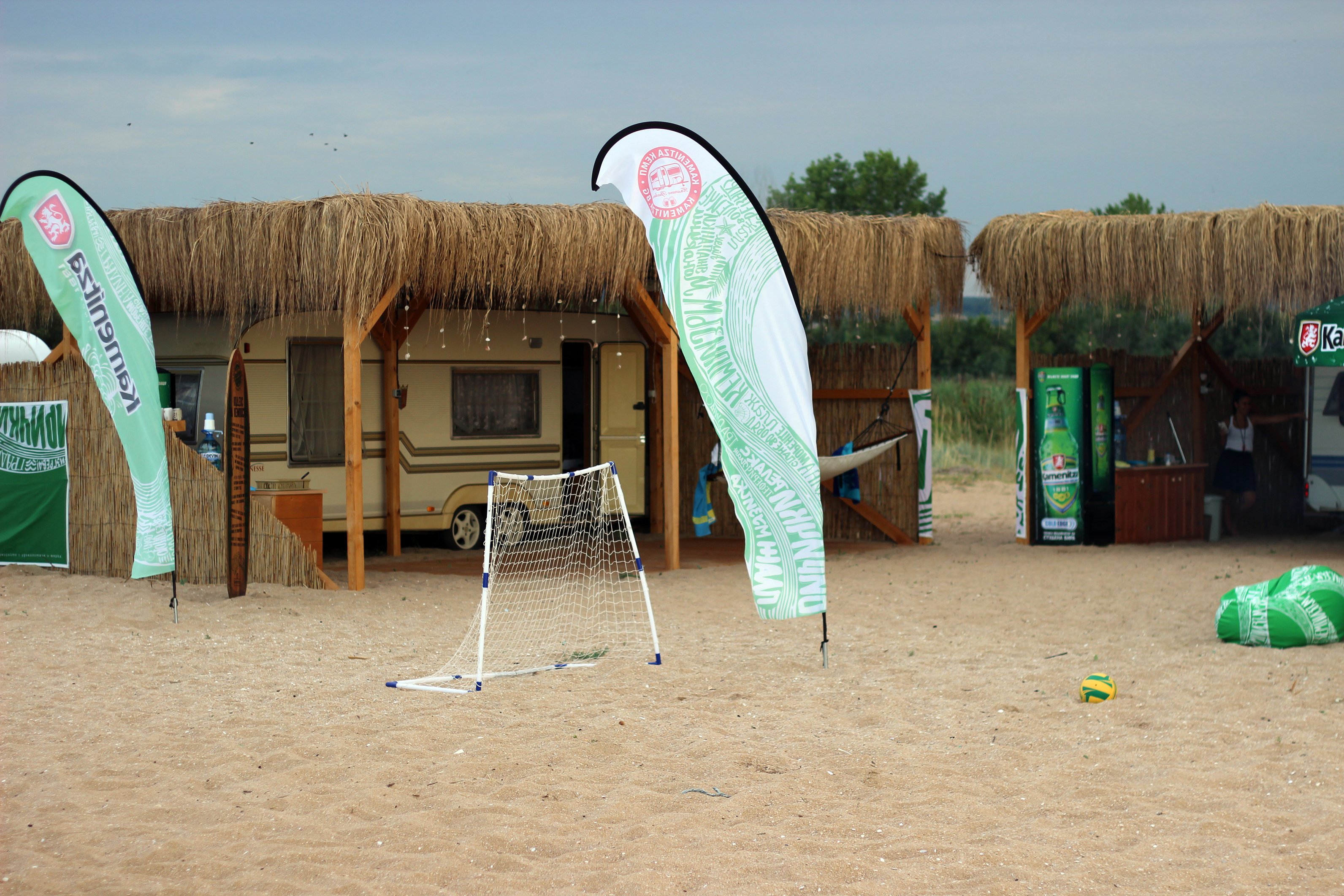 Оцеляхме след 3-дневен кемпистки запой на морето