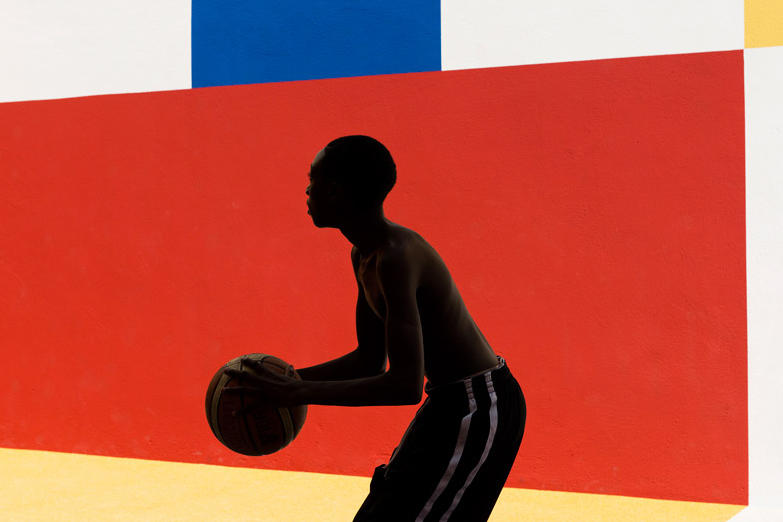 pigalle-creates-a-colorful-basketball-court-between-paris-apartments-06_nt2p4h