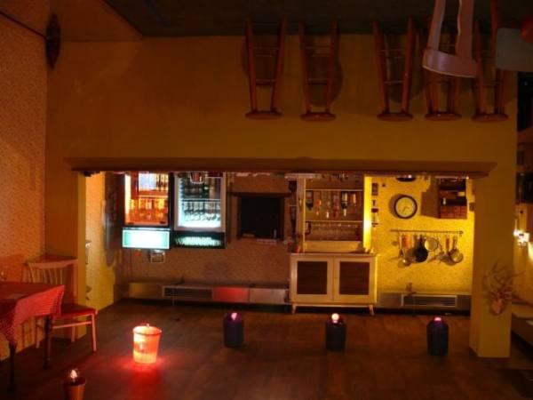 this-strange-berlin-bar-decor-will-make-you-feel-drunk-without-alcohol-10-photos-10