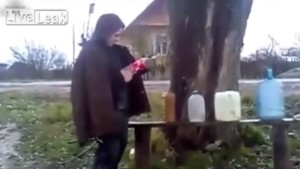 Руски дебил взривява бутилки с газ (ВИДЕО)