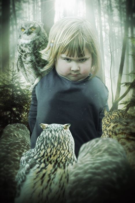 girl_holds_an_owl_02