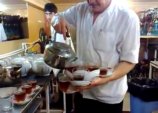 Това са най-добрите сервитьори, брато (СНИМКИ)