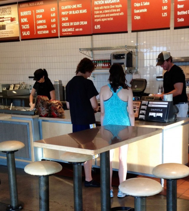 otrazhenie-stol-devushka-pesochnica-798988