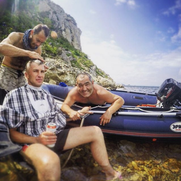 barber-cuts-hair-in-extreme-locations-around-the-world-photos-10