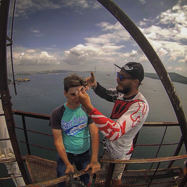 barber-cuts-hair-in-extreme-locations-around-the-world-photos-8