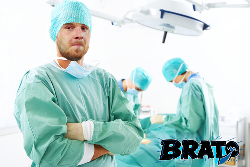 Новите професии на Моци - хирург, кечист и офицер от SS