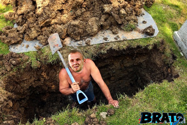 Новите професии на Моци - хирург, кечист и офицер от SS