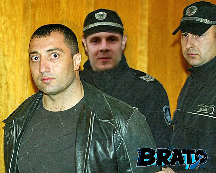 Новите професии на Моци - хирург, кечист и офицер от SS