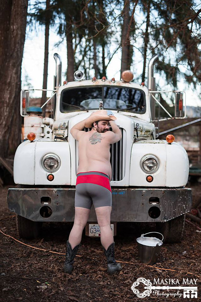 Той реши да впечатли жена си с еротична "Dudeoir" фотосесия (ПЛАЧЕШ)