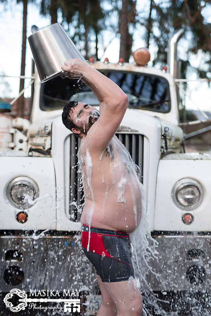 Той реши да впечатли жена си с еротична "Dudeoir" фотосесия (ПЛАЧЕШ)