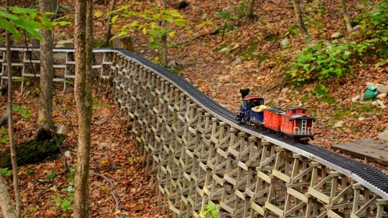 Миниатюрната ЖП атракция в горите на Бостън