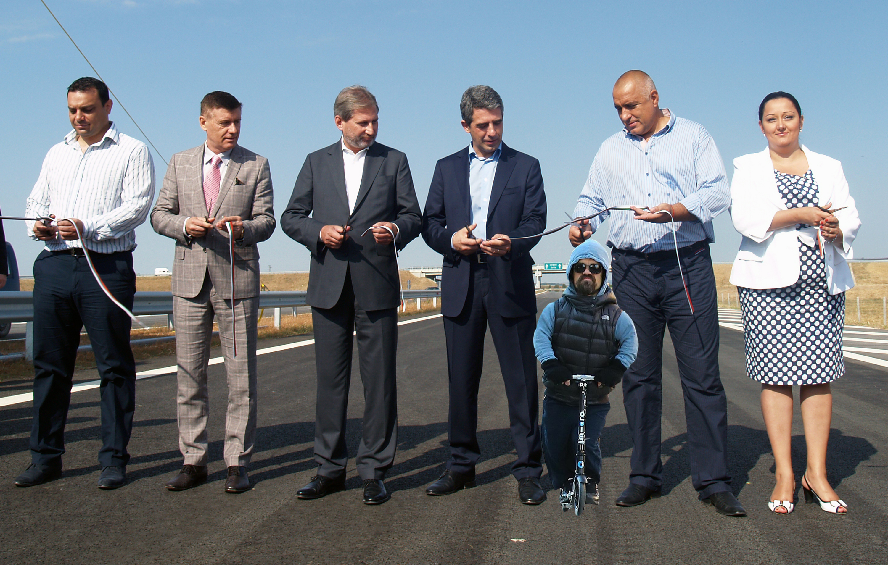 Тирион Ланистър с тротинетка по Витошка и пред НДК (СНИМКИ)