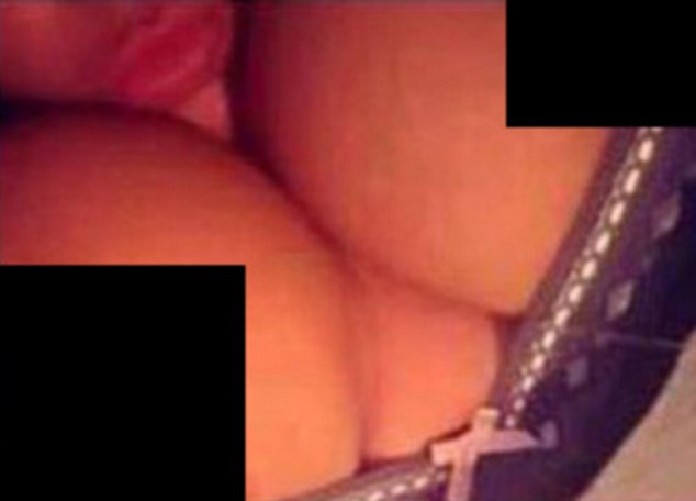 Тя показа цици в обявата си за продажба на диван