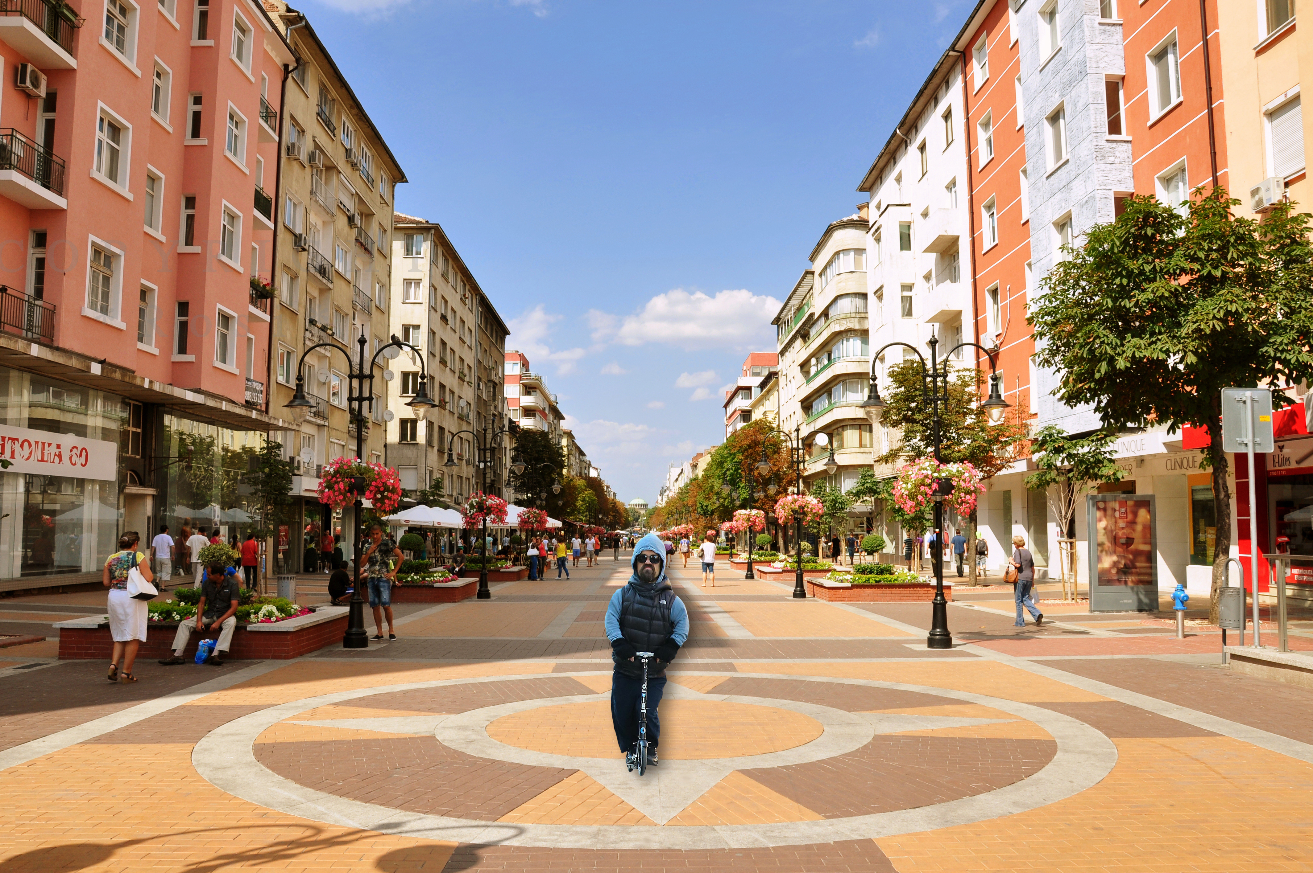 Тирион Ланистър с тротинетка по Витошка и пред НДК (СНИМКИ)