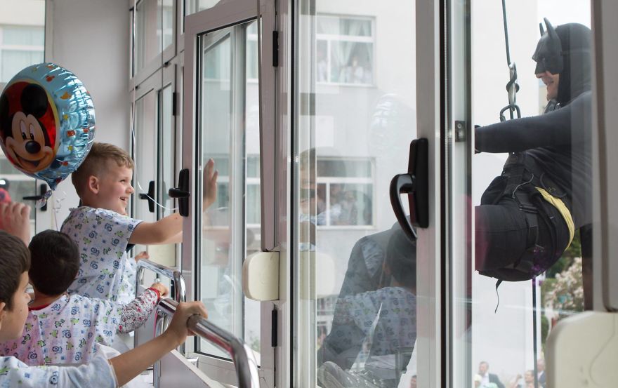 Албански полицаи се преоблякоха на супергерои и посетиха болница с деца