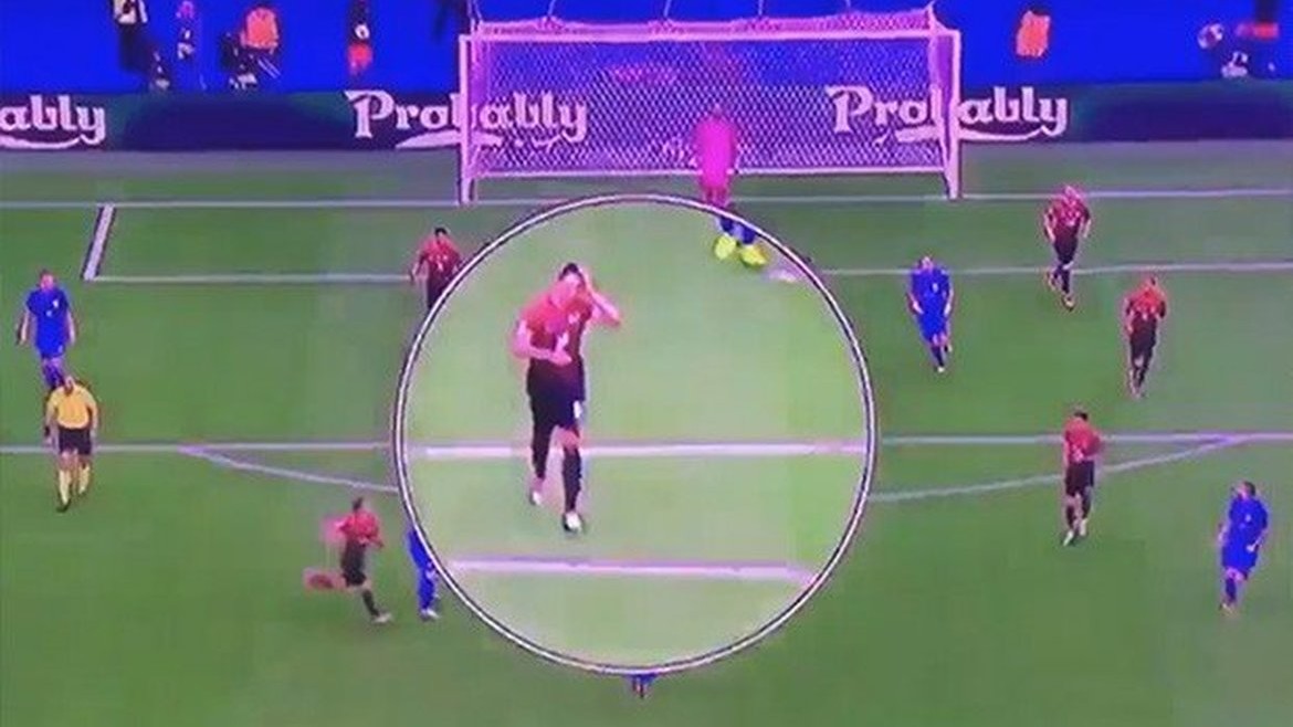 Смях! Модрич вкара на Турция заради прическа на защитник (ВИДЕО)