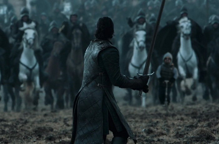 Тирион Ланистър с тротинетка по Витошка и пред НДК (СНИМКИ)