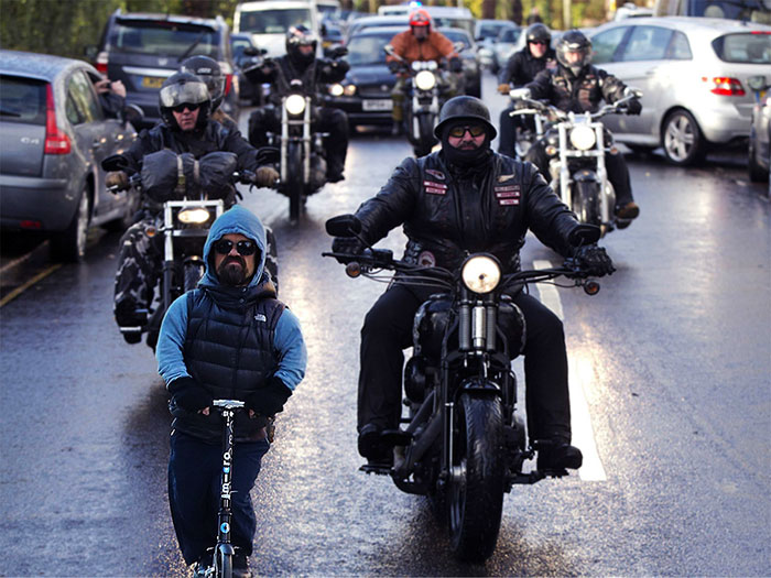 Тирион Ланистър с тротинетка по Витошка и пред НДК (СНИМКИ)