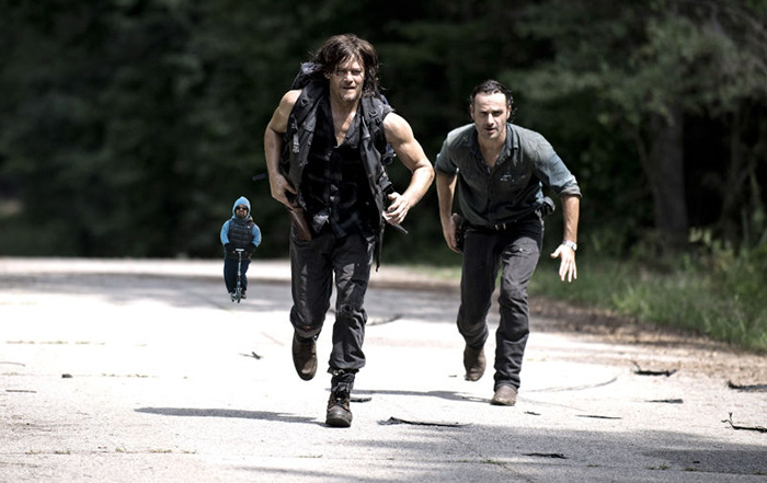 Тирион Ланистър с тротинетка по Витошка и пред НДК (СНИМКИ)