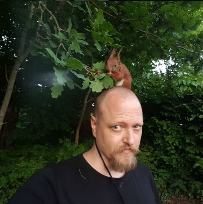 Датчанин спасява бебе катеричка, стават неразделни  приятели