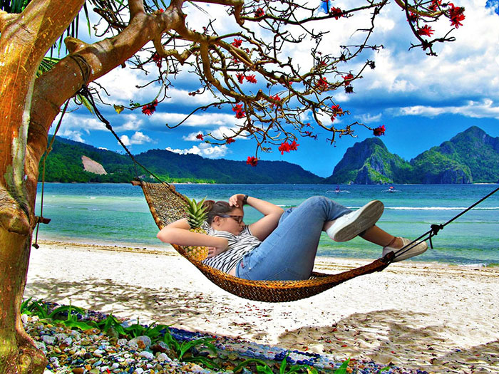 girl-falls-asleep-chair-university-library-photoshop-battle-10-57bd8d1c9bef7__700