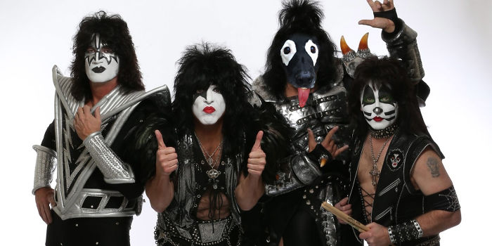 kiss-57a0f3fb168b6__700
