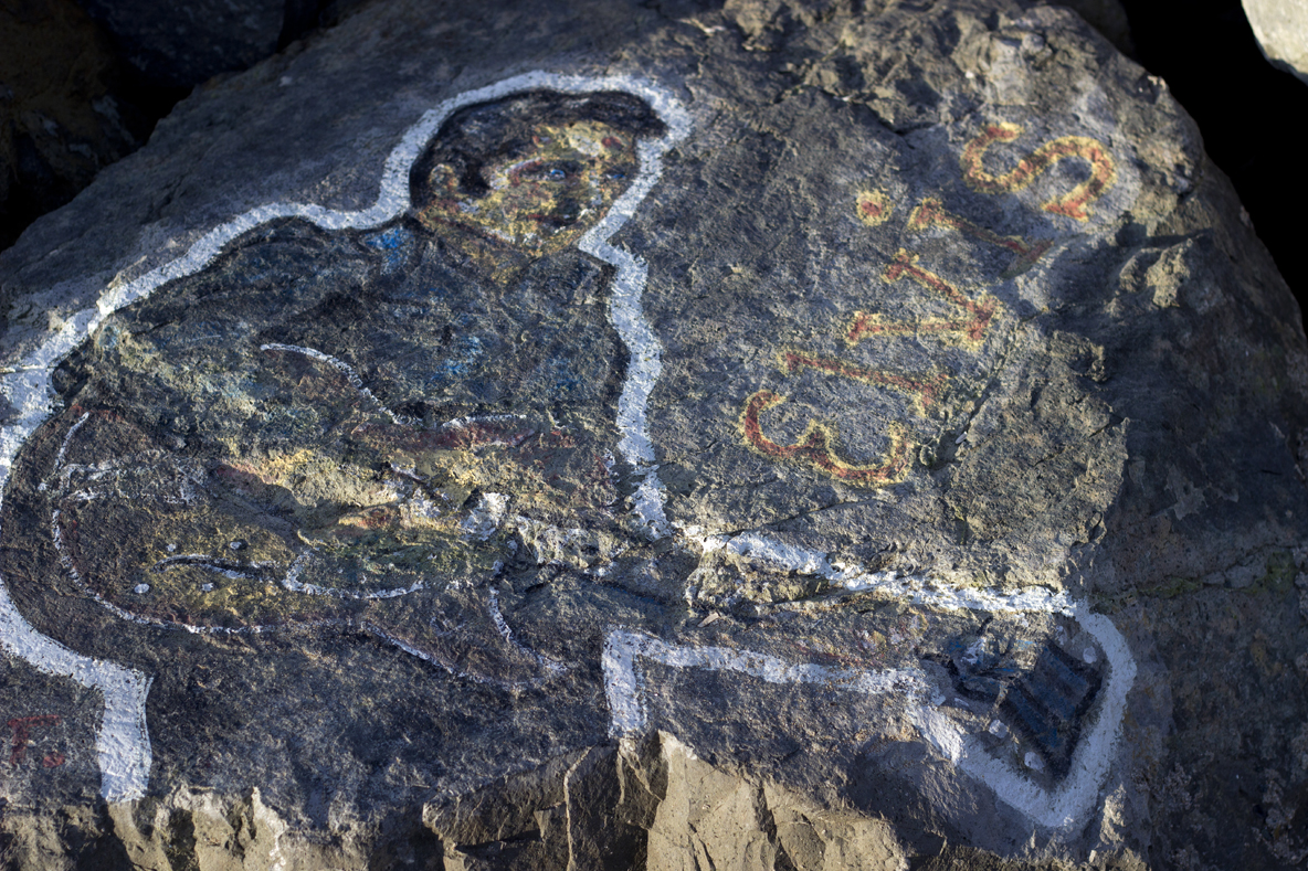 Спасител рисува известни личности по камъните на вълнолома в Приморско (СНИМКИ)