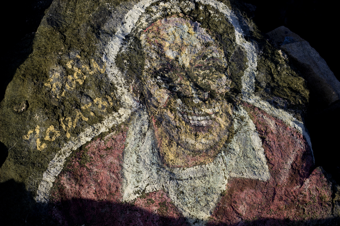 Спасител рисува известни личности по камъните на вълнолома в Приморско (СНИМКИ)