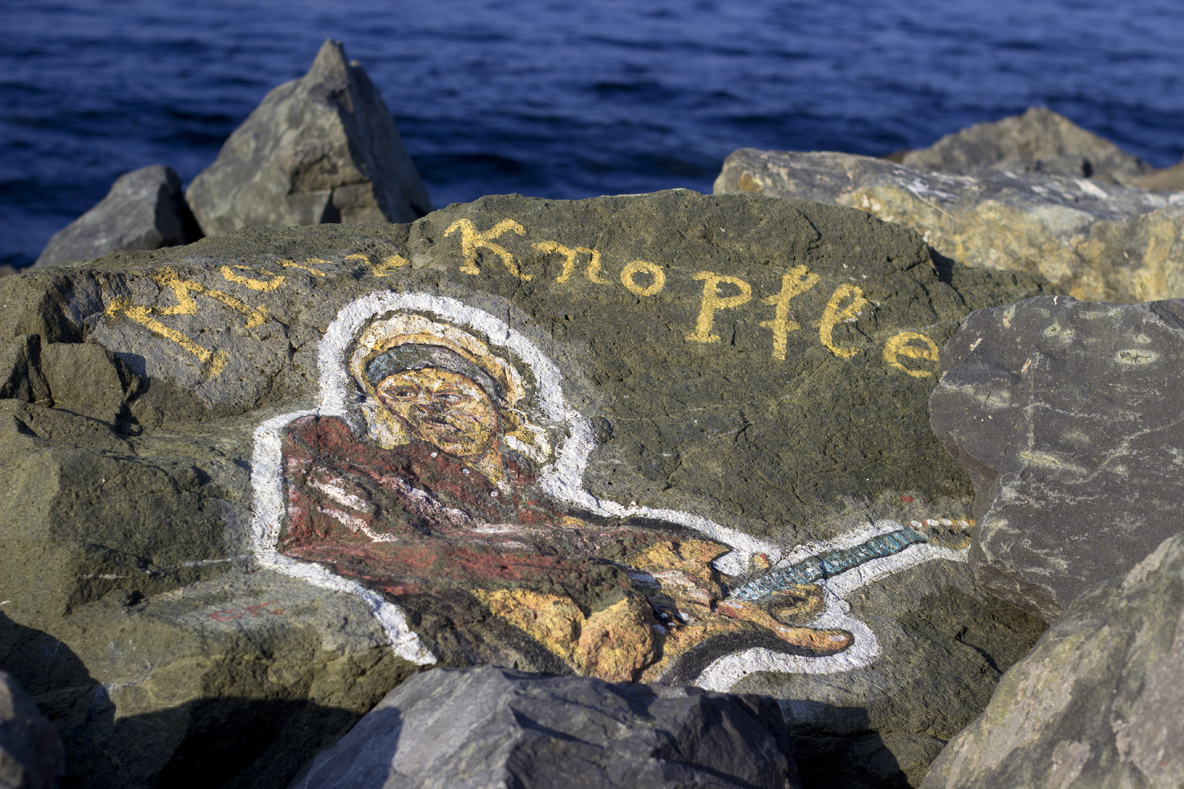 Спасител рисува известни личности по камъните на вълнолома в Приморско (СНИМКИ)