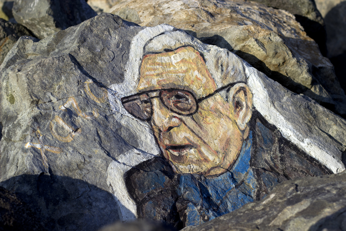 Спасител рисува известни личности по камъните на вълнолома в Приморско (СНИМКИ)