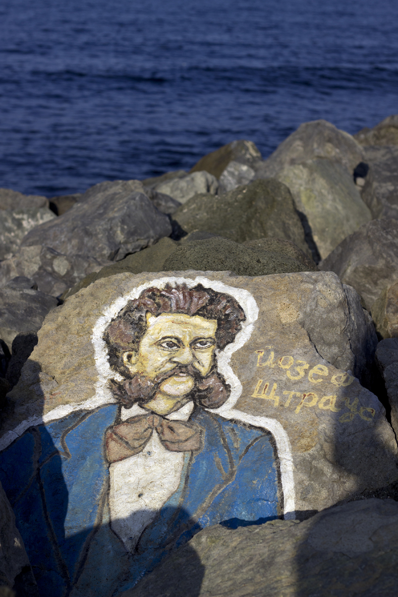 Спасител рисува известни личности по камъните на вълнолома в Приморско (СНИМКИ)